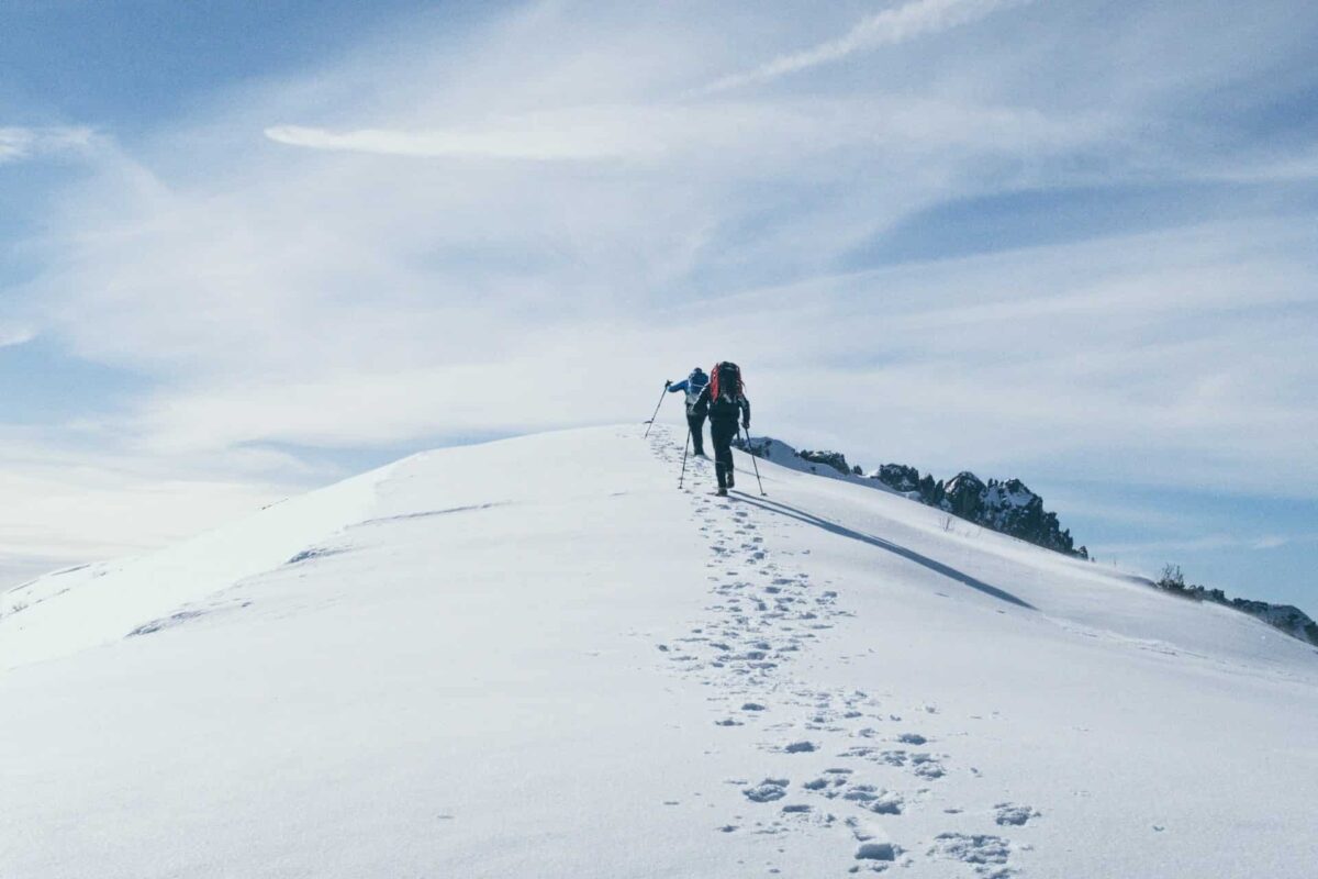 雪山を登る人たちの写真