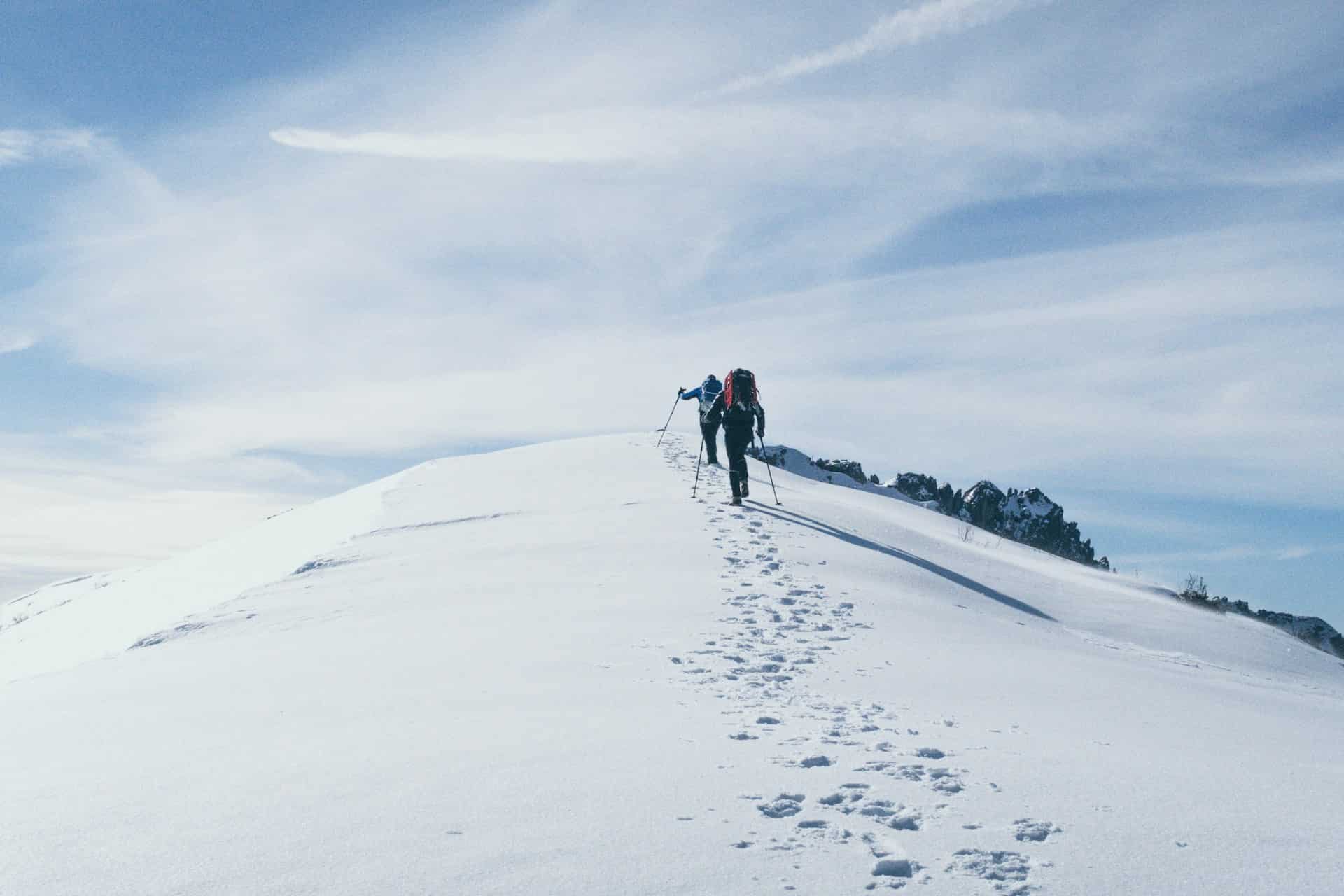 雪山を登る人たちの写真