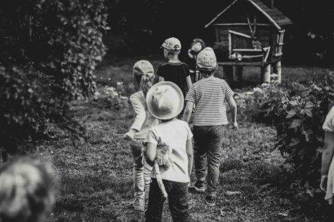 子どもたちが集団で走っていく後ろ姿の写真