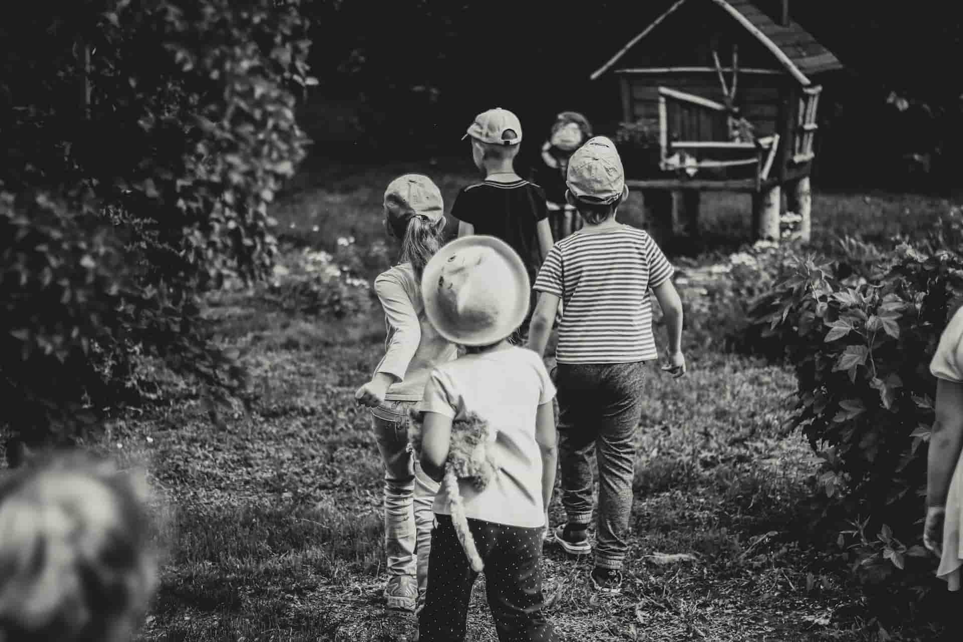 子どもたちが集団で走っていく後ろ姿の写真