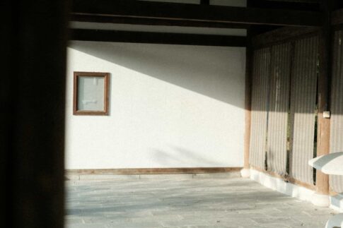 窓から光が差し込む部屋の画像