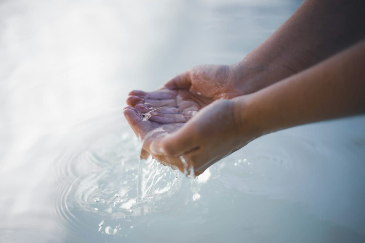 水をすくう手の写真

